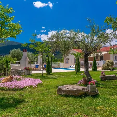 Country Style Christina Pouláta